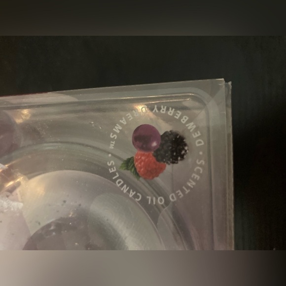 Glade scented oil candles in dewberry dreams scent. Comes with holder & 2 candle - Picture 3 of 6